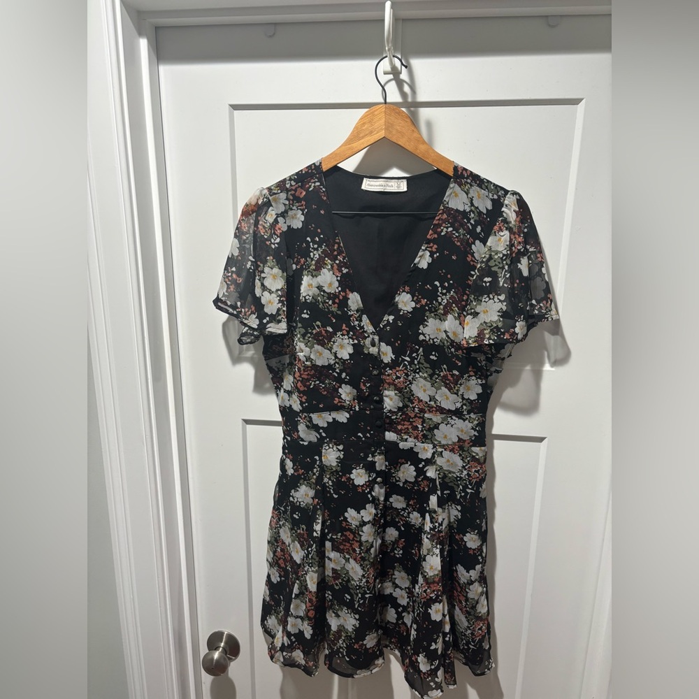 Abercrombie & Fitch Floral V-Neck Black Dress with Buttons